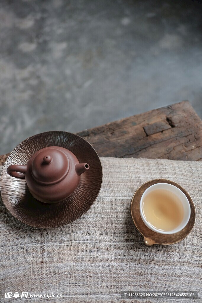 古樸茶具與杯中香茗