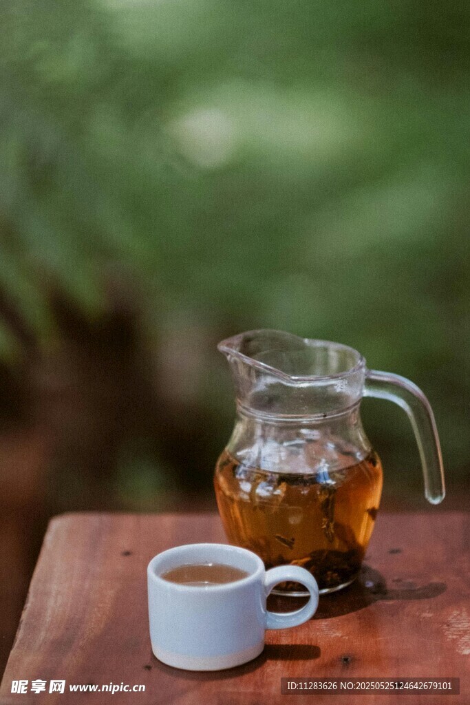 木桌上的玻璃茶壺與茶杯