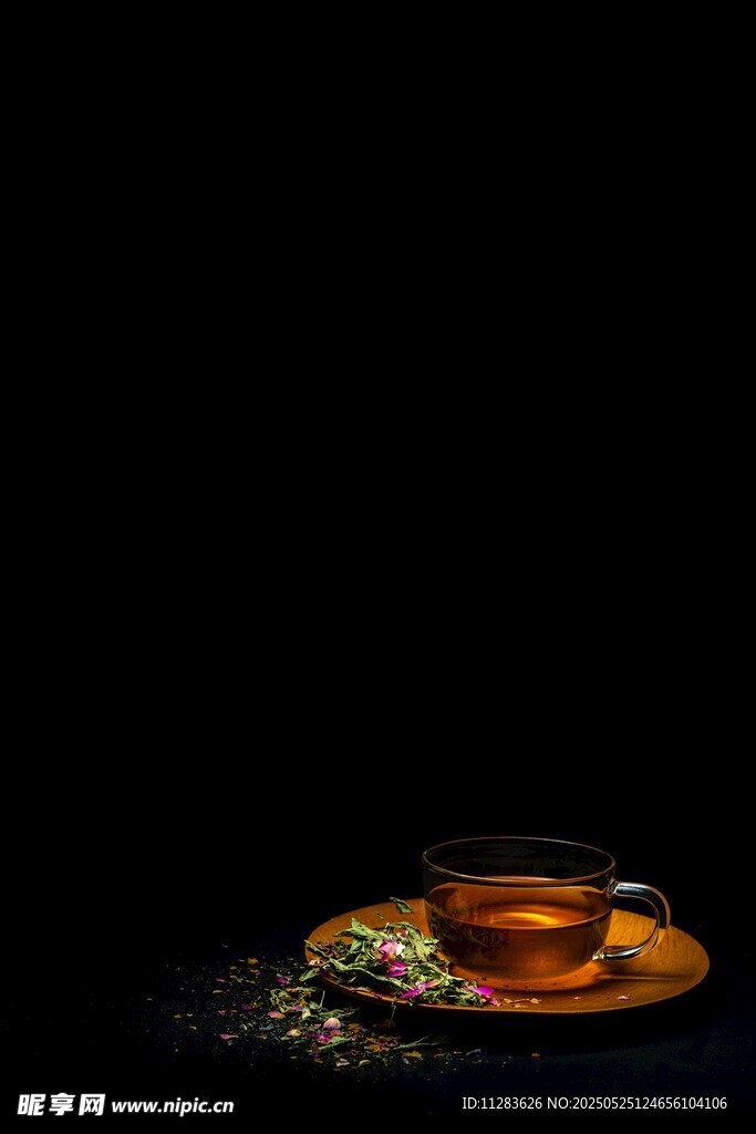 靜謐茶盞旁的茶葉與光影