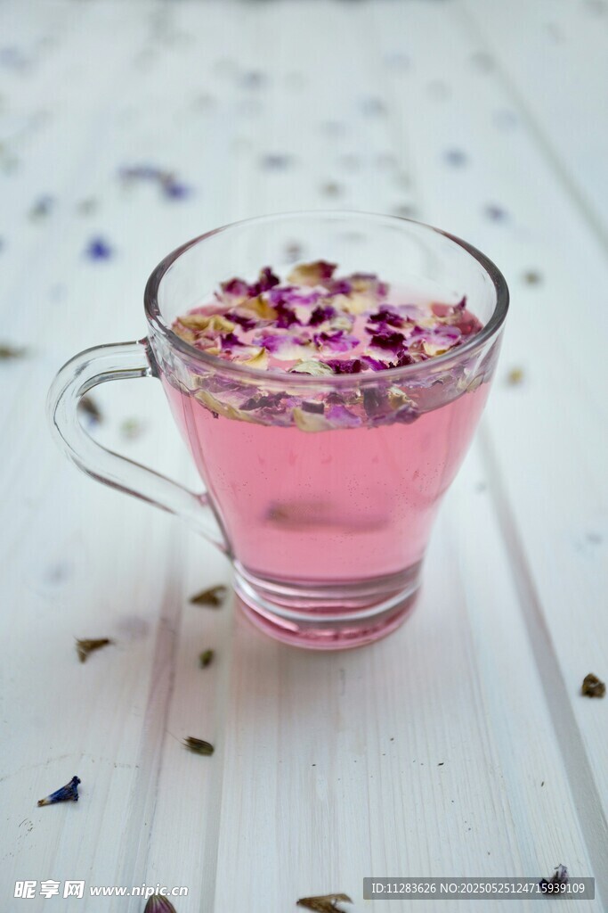 玫瑰花瓣泡制的粉色花茶