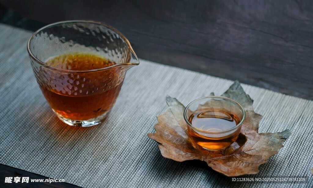 中式茶具與琥珀色茶湯