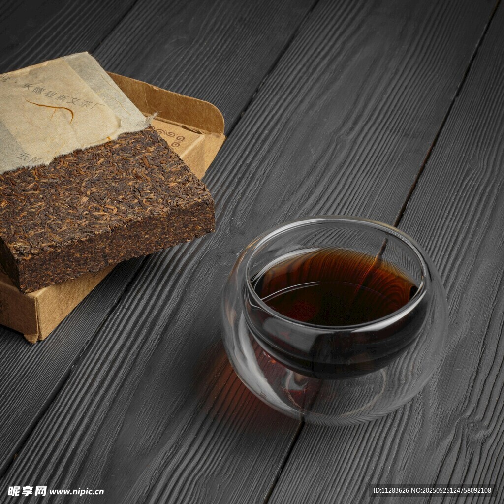 傳統(tǒng)磚茶與泡好的茶湯