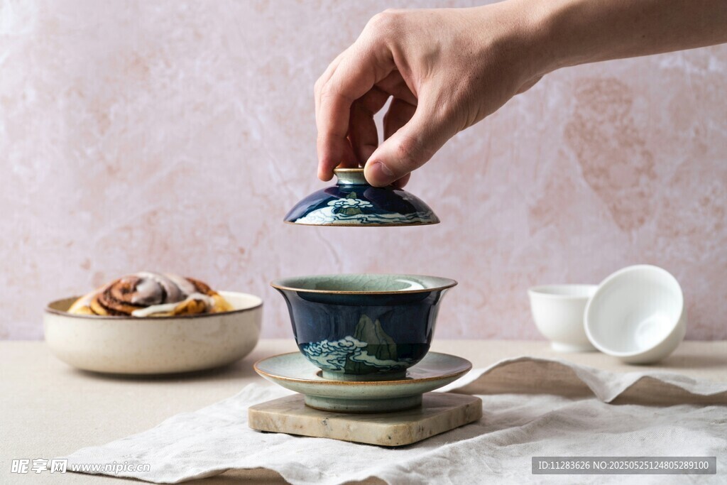 手掀蓋碗品茶韻