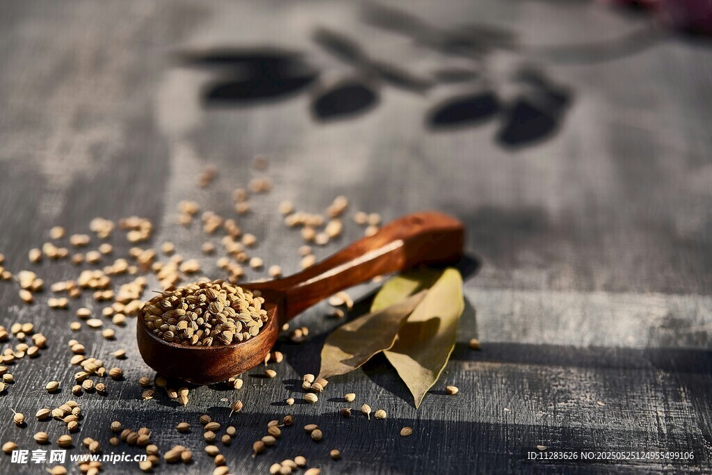 復(fù)古煙斗與散落的煙草