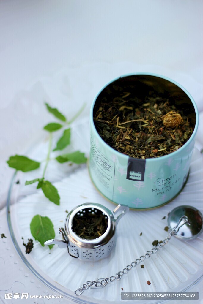 清新茶具與茶葉的雅致組合