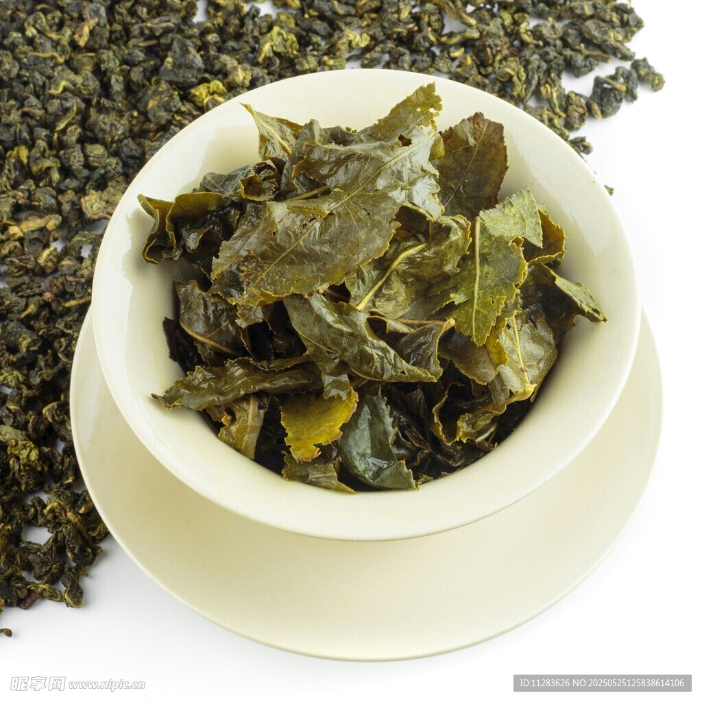 白瓷碗中的鮮嫩茶葉