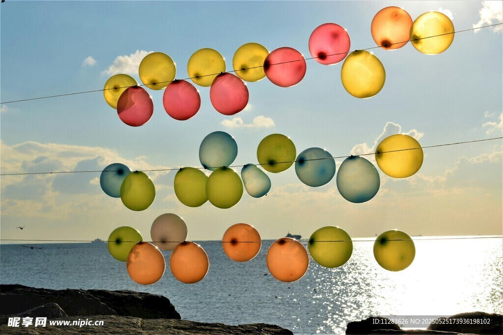 海邊彩色氣球飄向天空