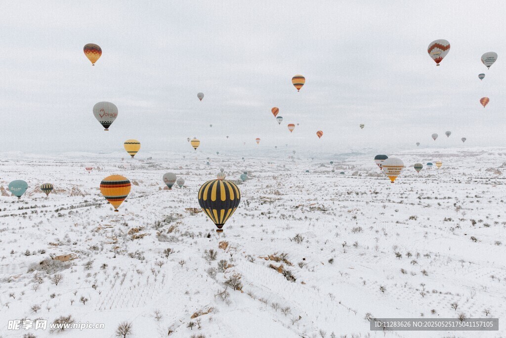 雪地上空多彩熱氣球飛舞