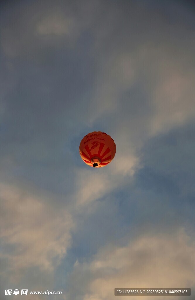 天空中漂浮的紅色熱氣球