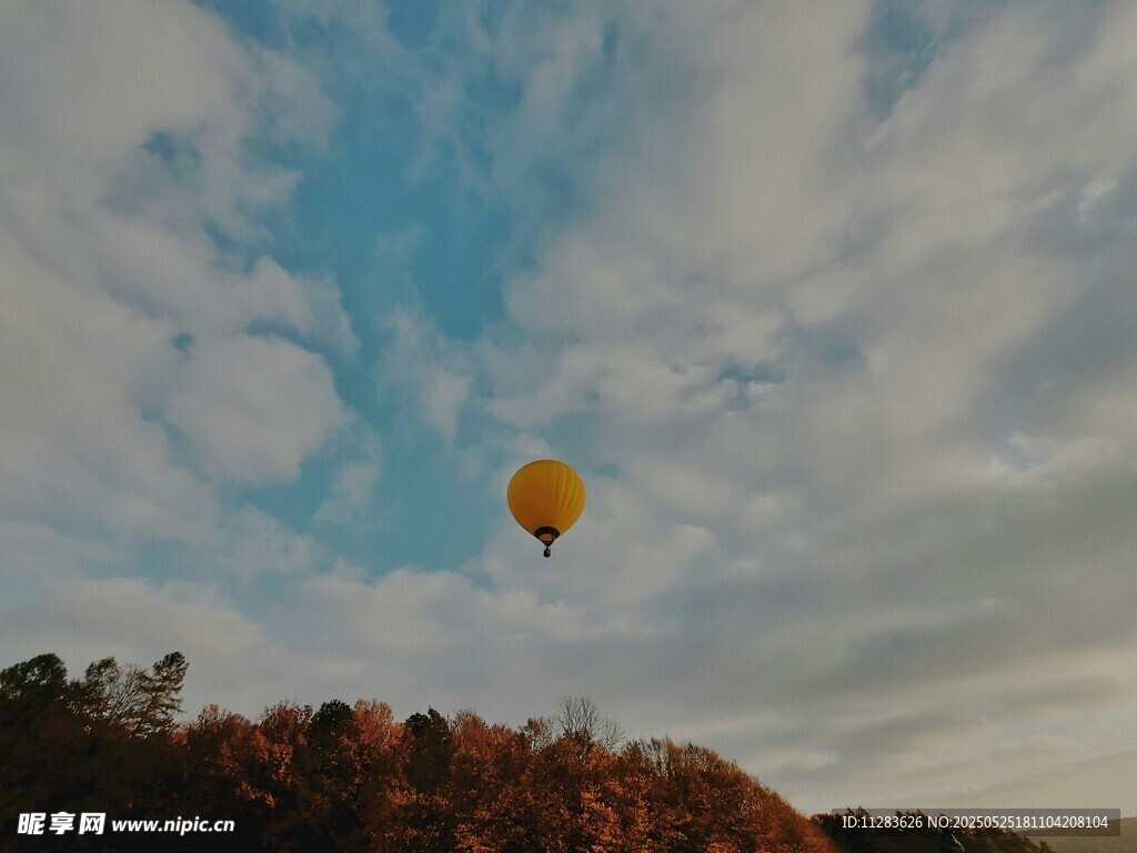 天空中飛翔的黃色熱氣球