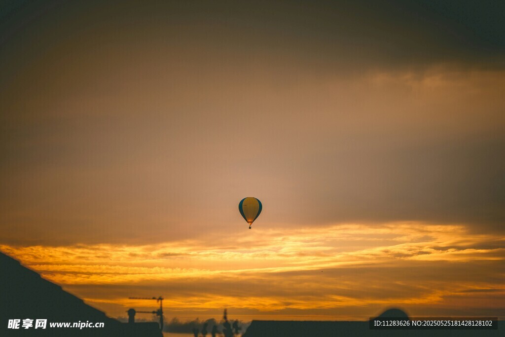 夕陽下的空中熱氣球
