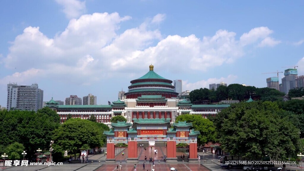古典建筑前的城市風(fēng)景
