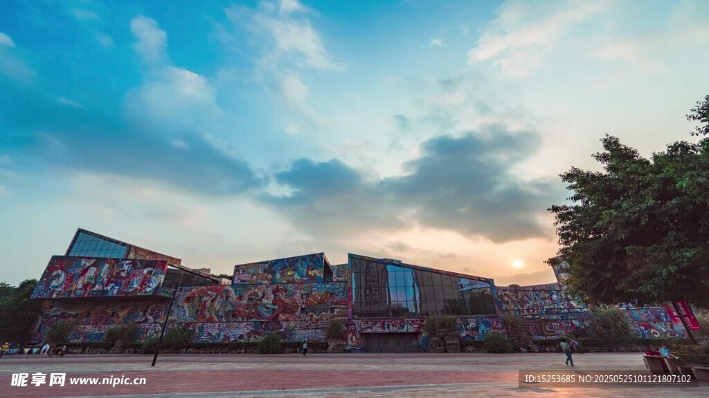 城市黃昏下的多彩建筑景觀