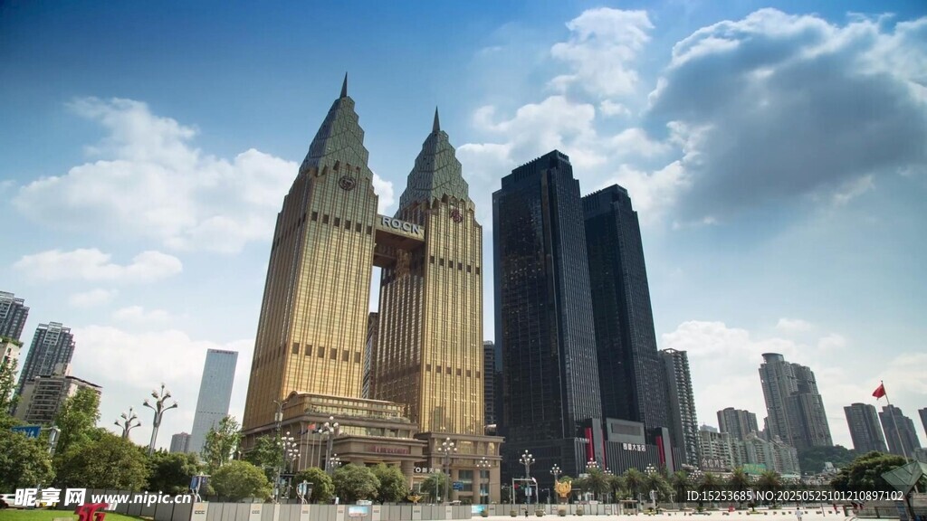 城市天際線中的摩天大樓