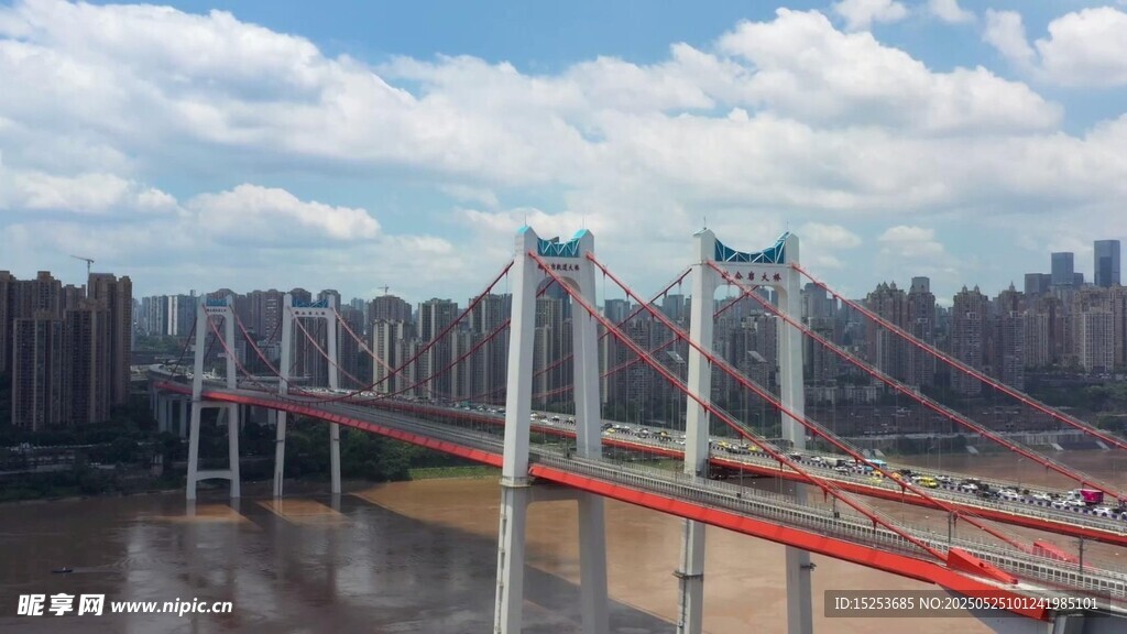 城市跨江大橋壯麗景觀