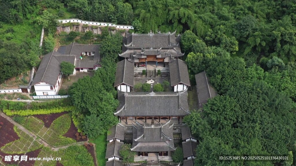 俯瞰古樸中式建筑群