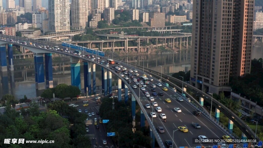 城市高架橋交通繁忙景象