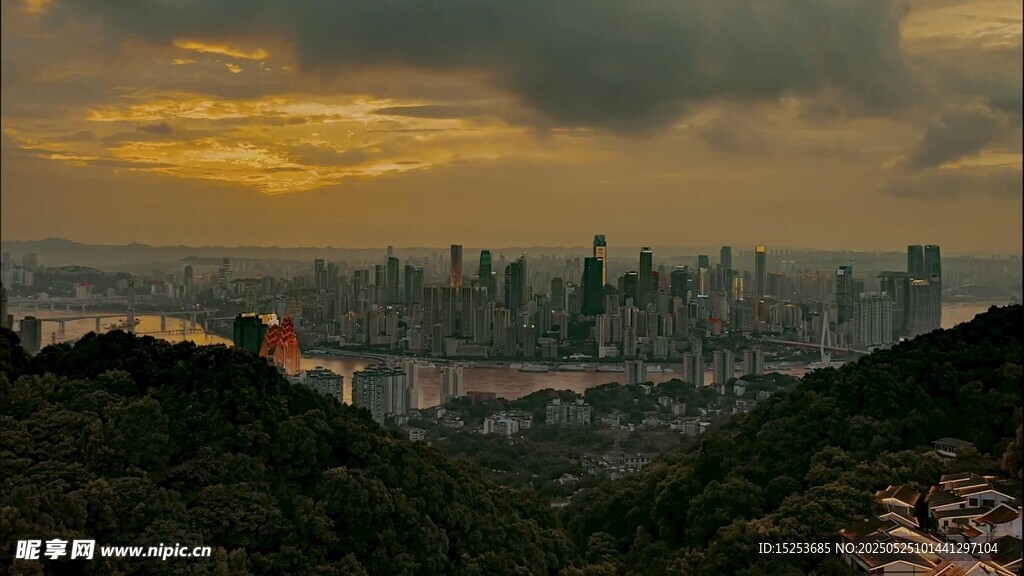 黃昏下的城市與山巒景觀