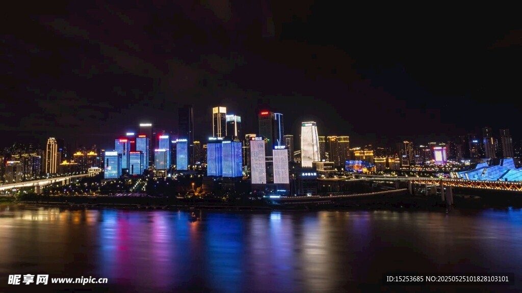 城市璀璨夜景映照江面