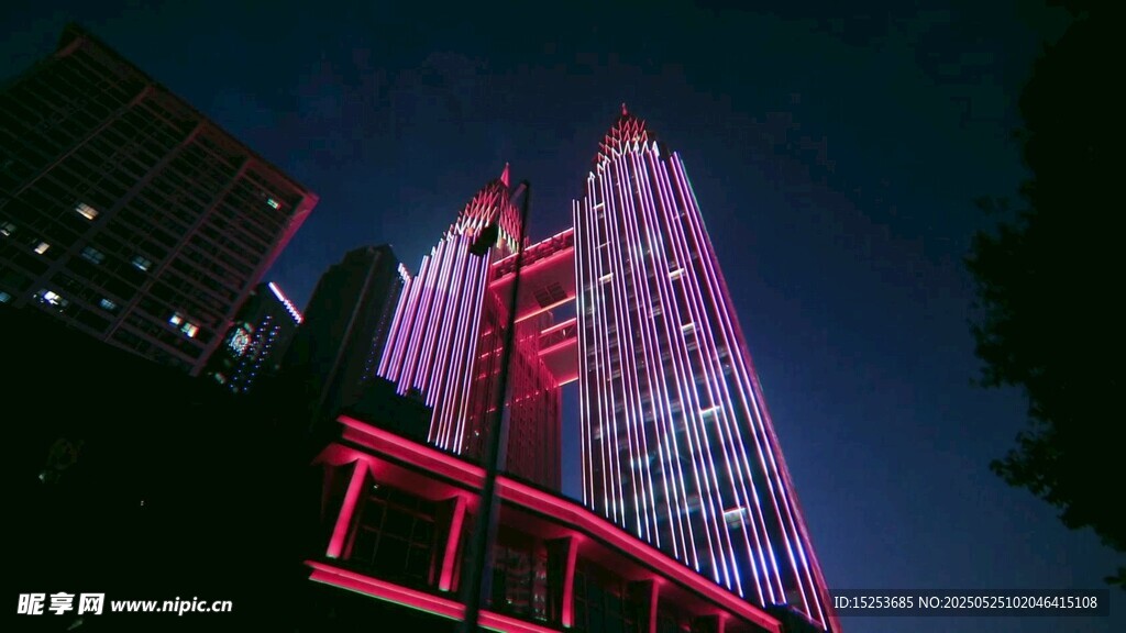夜晚霓虹閃耀的摩天大樓