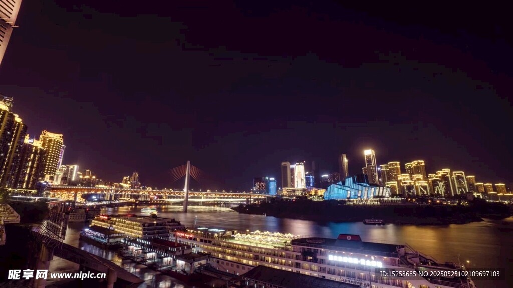 重慶夜景璀璨的江邊風光