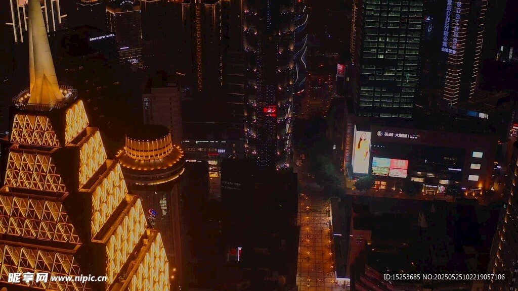 城市夜景中的璀璨建筑