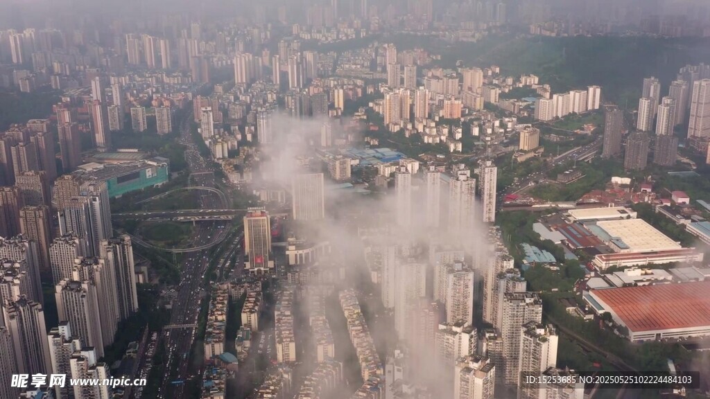 城市航拍景象煙霧彌漫