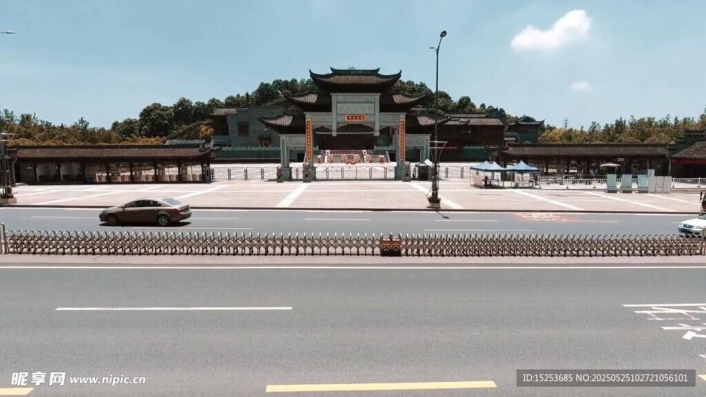 宏偉建筑前的寬闊道路