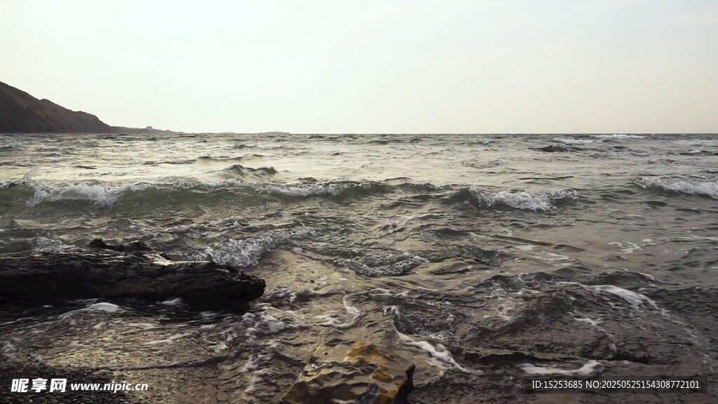 海邊礁石與涌動的海水