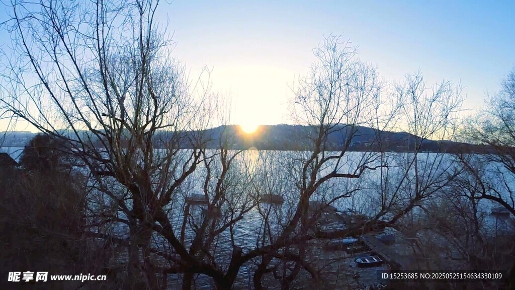 夕陽下的湖岸風景