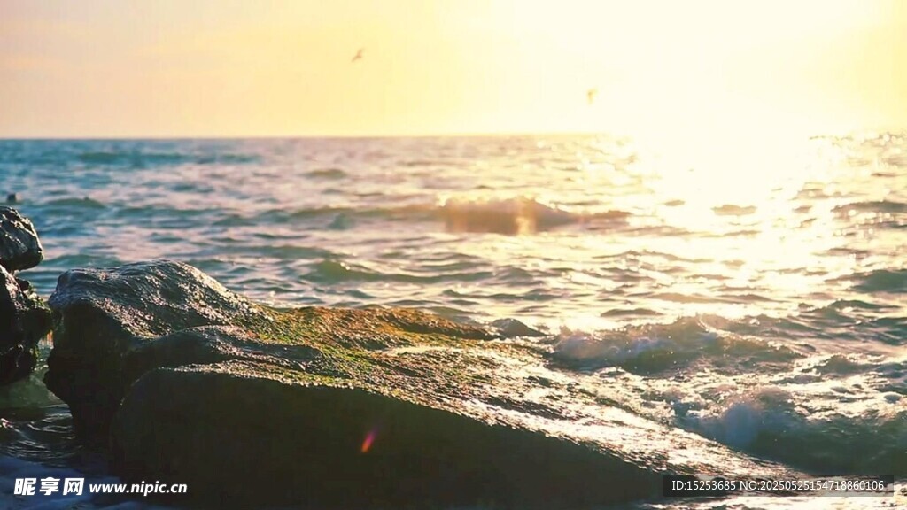 海邊日落 海浪拍打礁石
