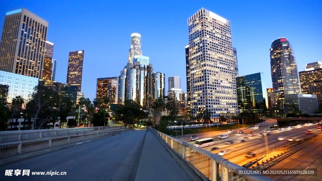 城市道路旁的摩天大樓景觀