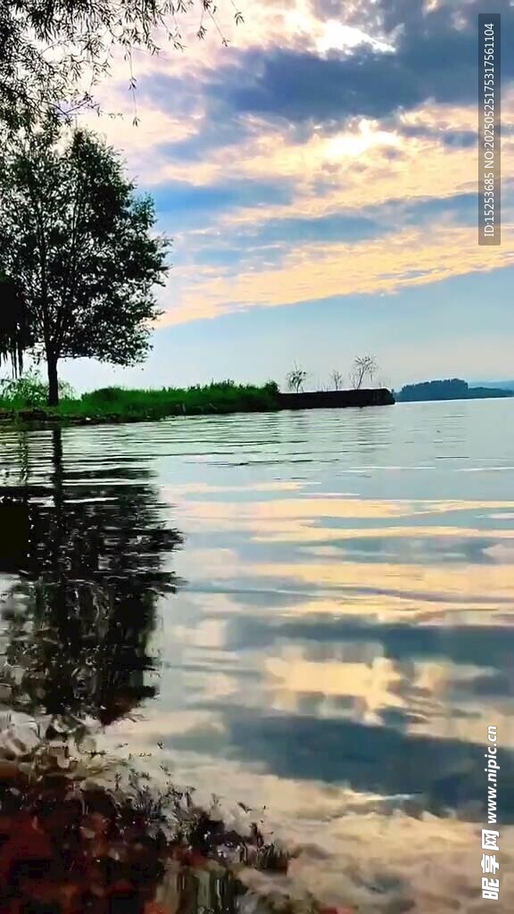 湖畔黃昏美景