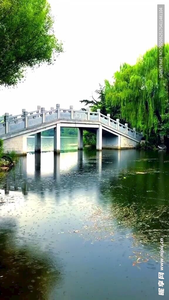 湖畔石橋風景如畫