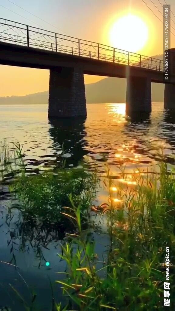 夕陽下的橋與波光粼粼水面