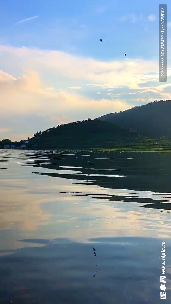 寧靜湖面與遠處山巒美景