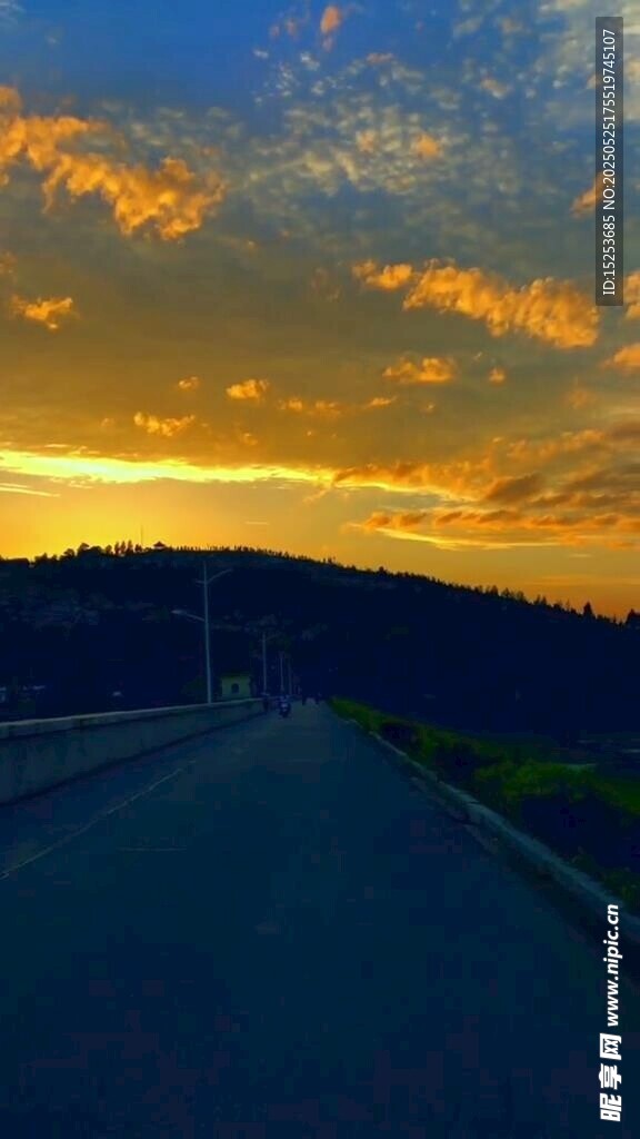 夕陽下的公路美景