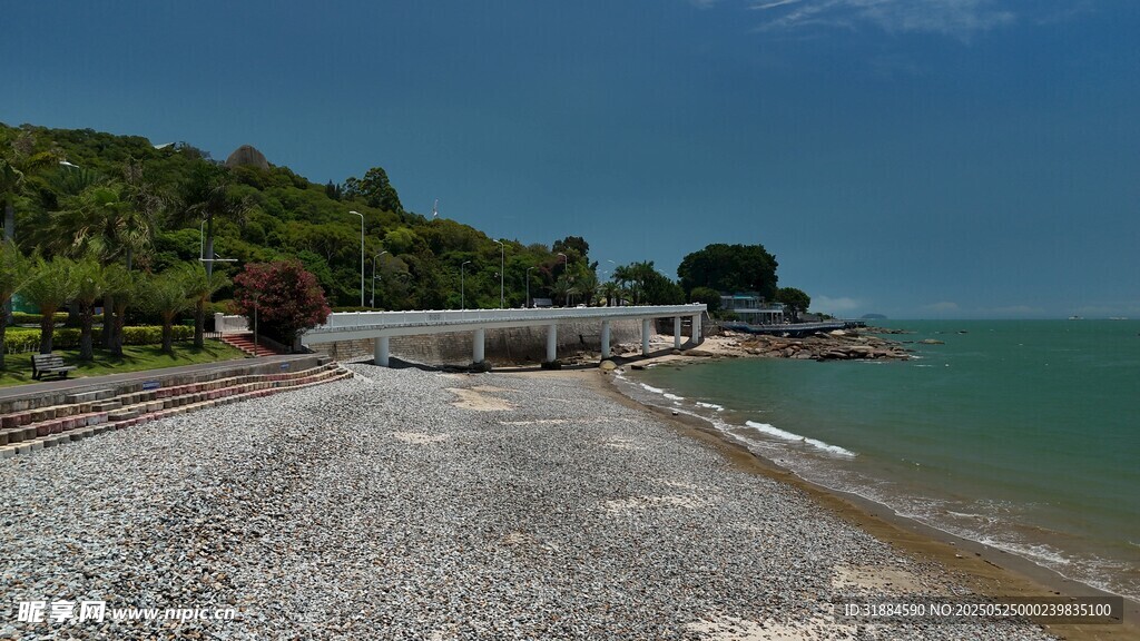 寧靜礫石海灘與蔥郁岸景