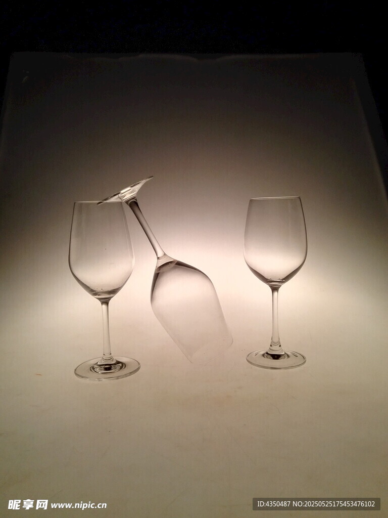 優雅酒杯藝術造型展示