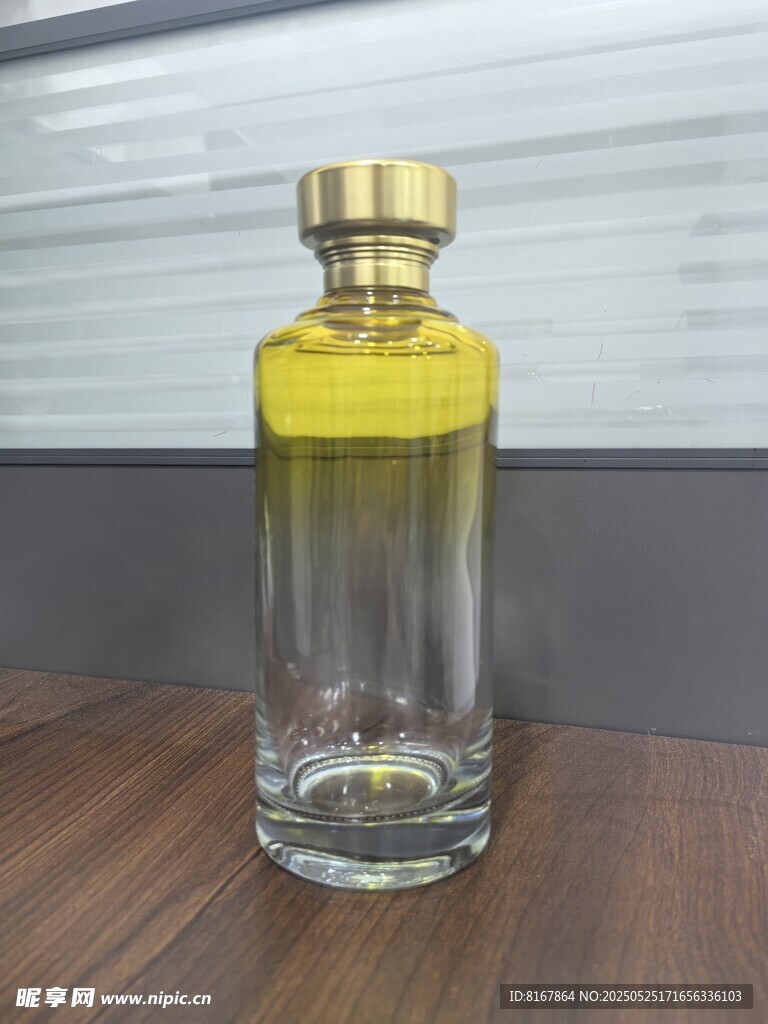 透明玻璃配金色瓶蓋香水瓶