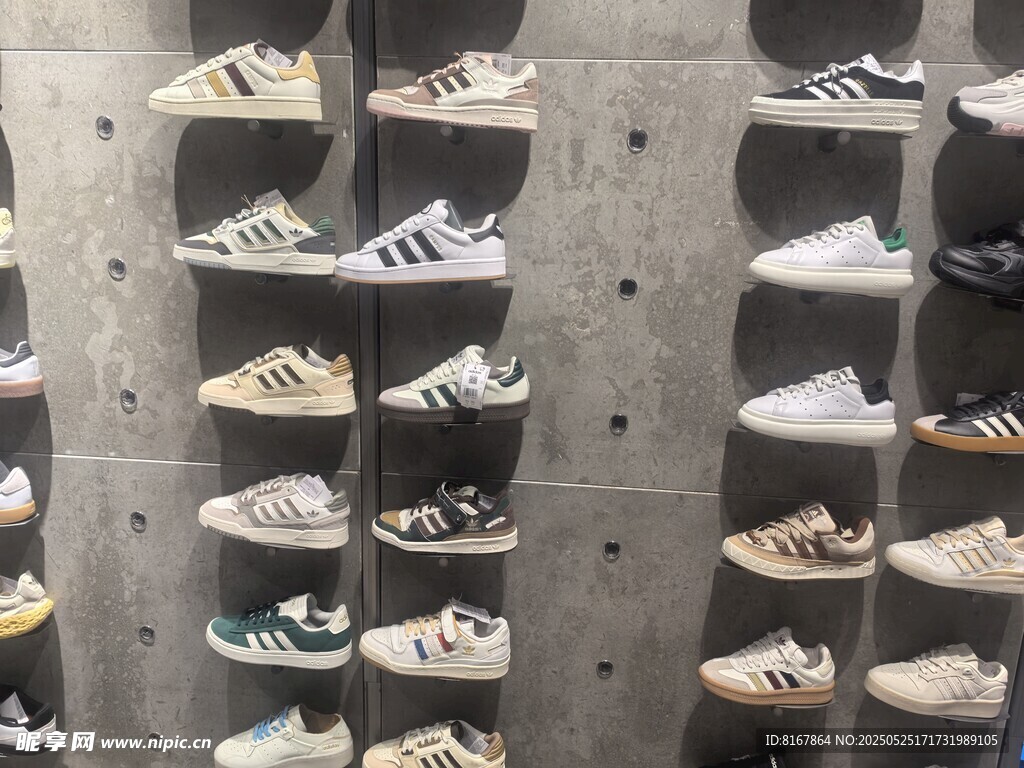 多樣款式鞋類陳列展示