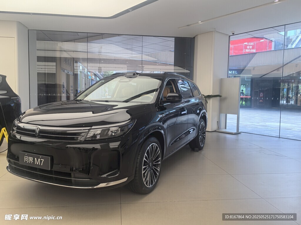 展廳內的黑色SUV汽車