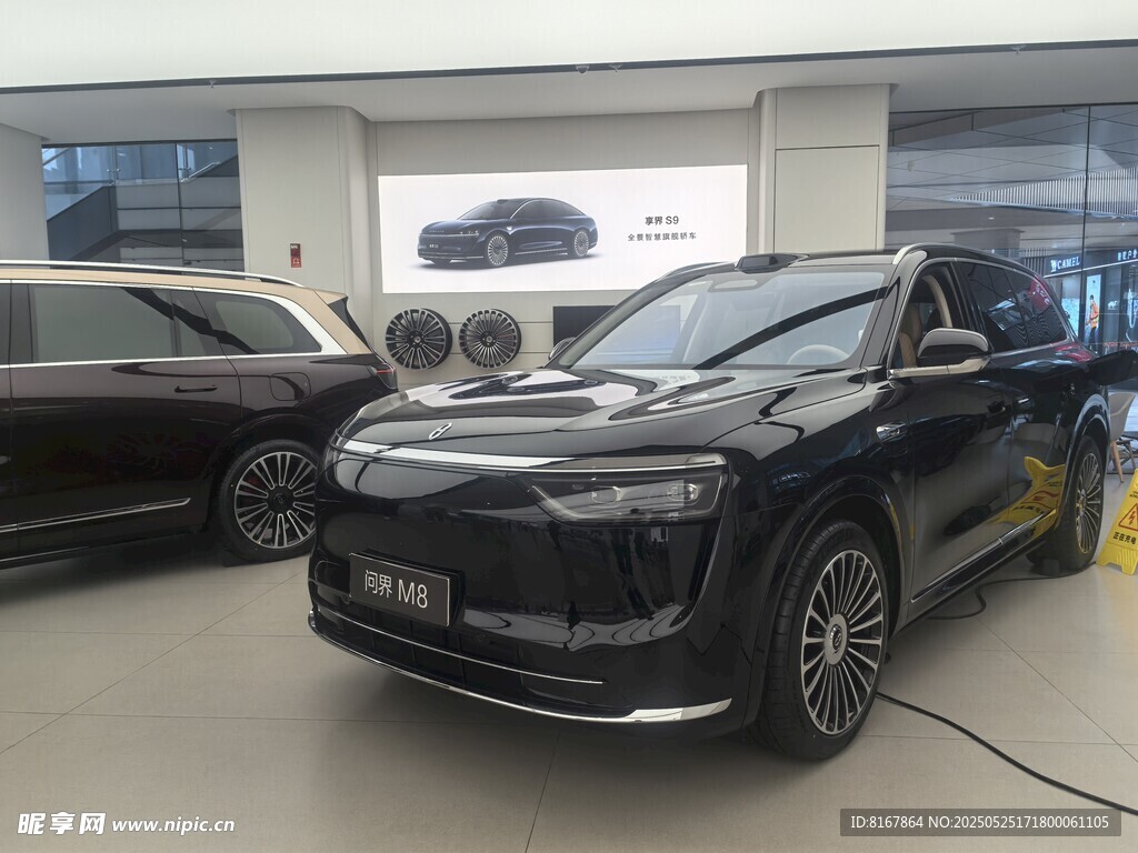 展廳中的黑色新能源汽車