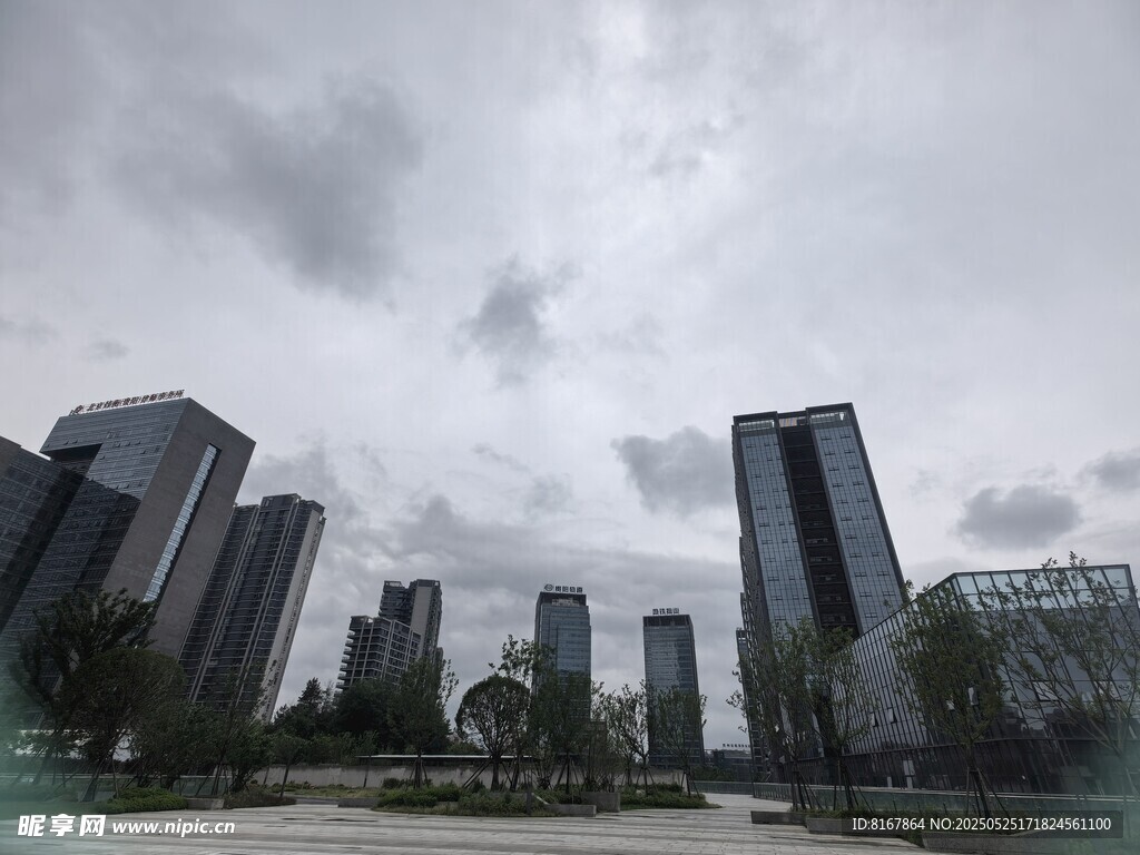 城市高樓與陰沉天空景觀
