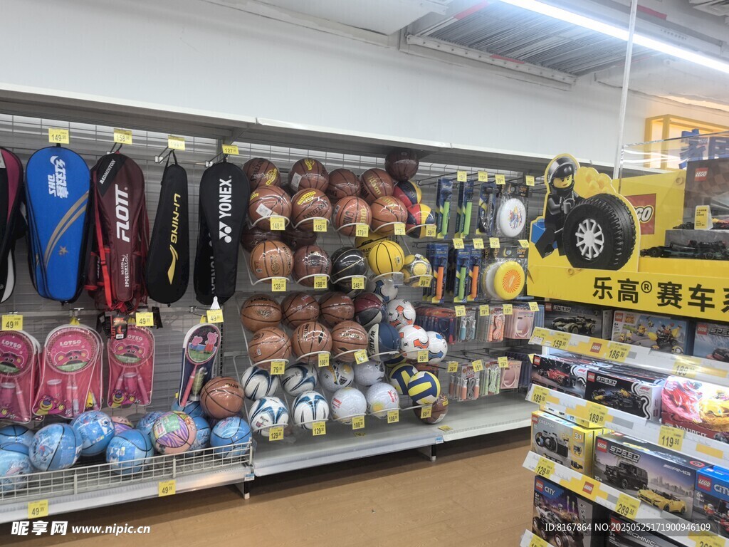 體育用品店內(nèi)豐富商品陳列