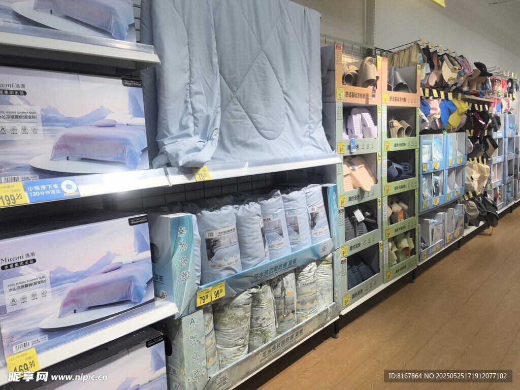 超市貨架上的多樣商品