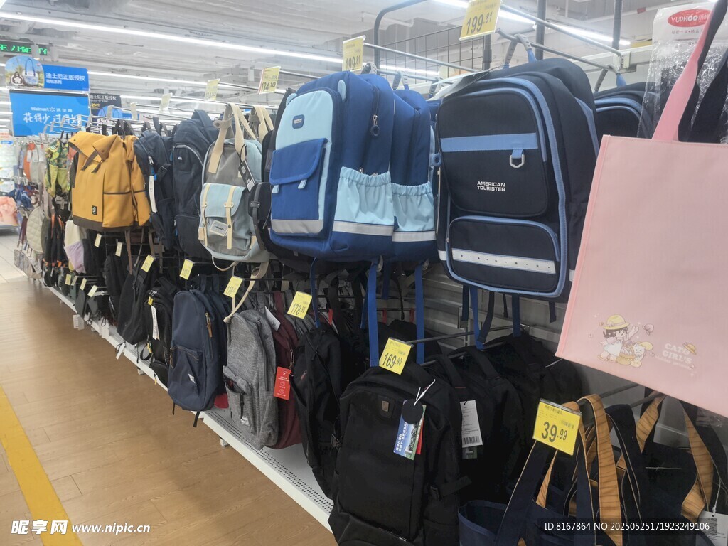 貨架上的多樣背包展示