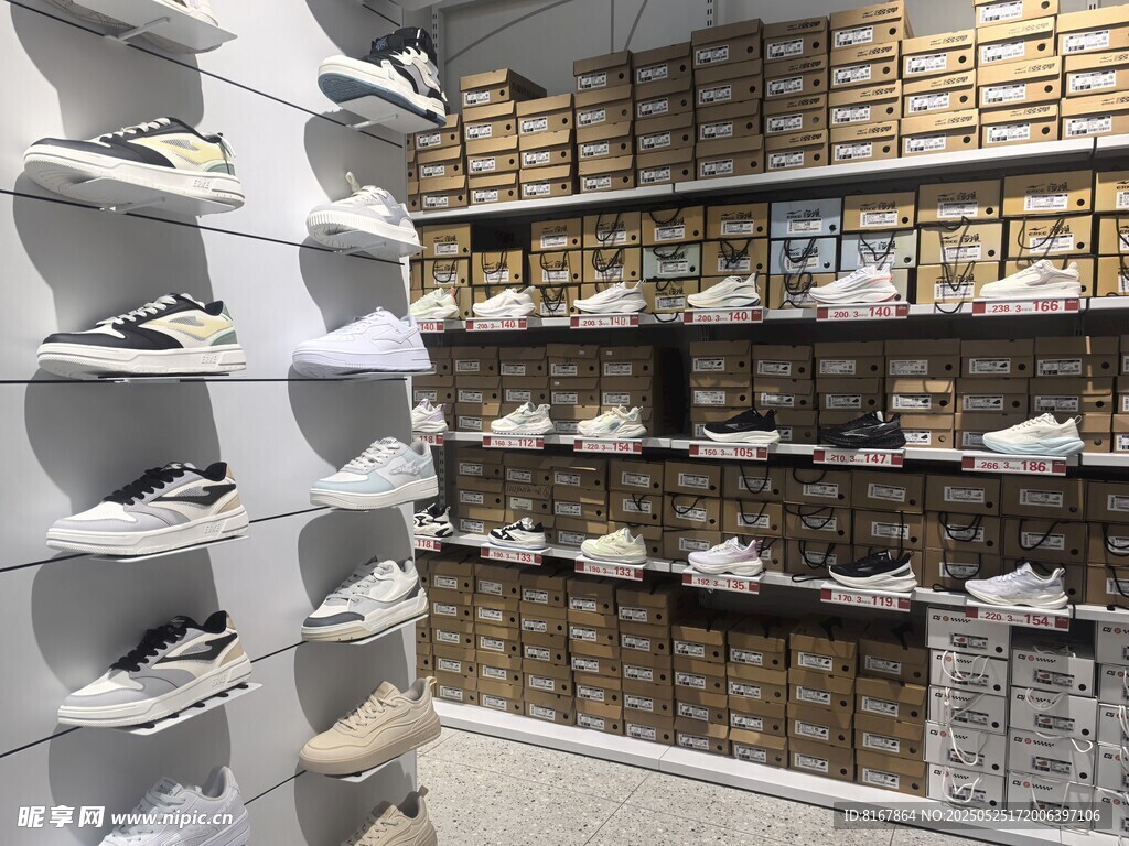 鞋類陳列架展示多樣鞋款