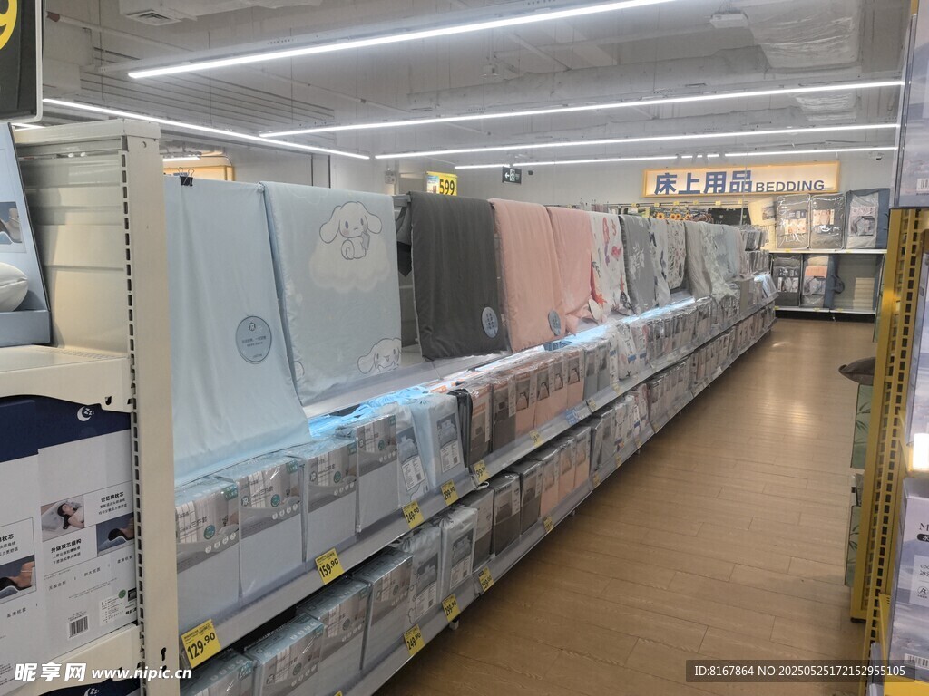 超市內(nèi)整齊排列的家電貨架