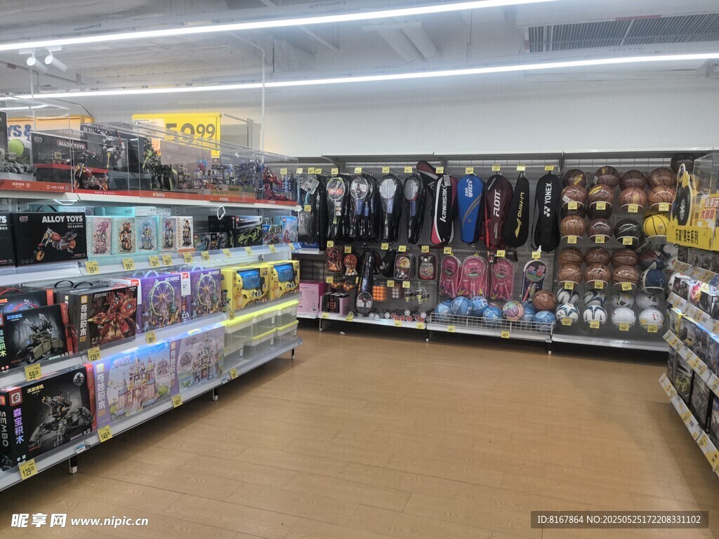 超市內(nèi)琳瑯滿目的商品貨架